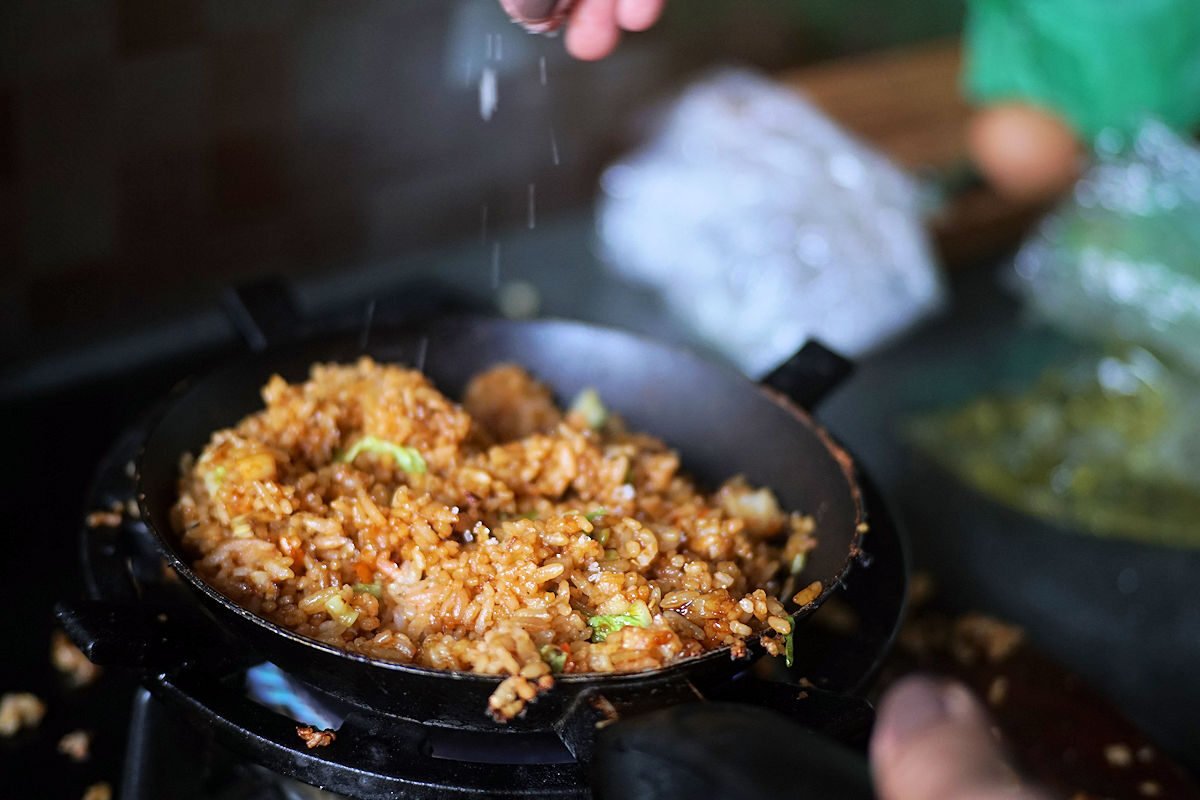 Cocer arroz en una sartén