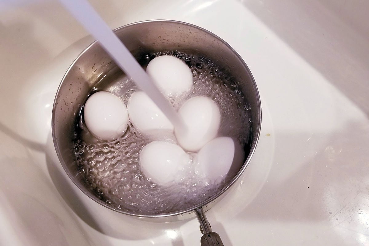 Cocer huevos en agua hirviendo