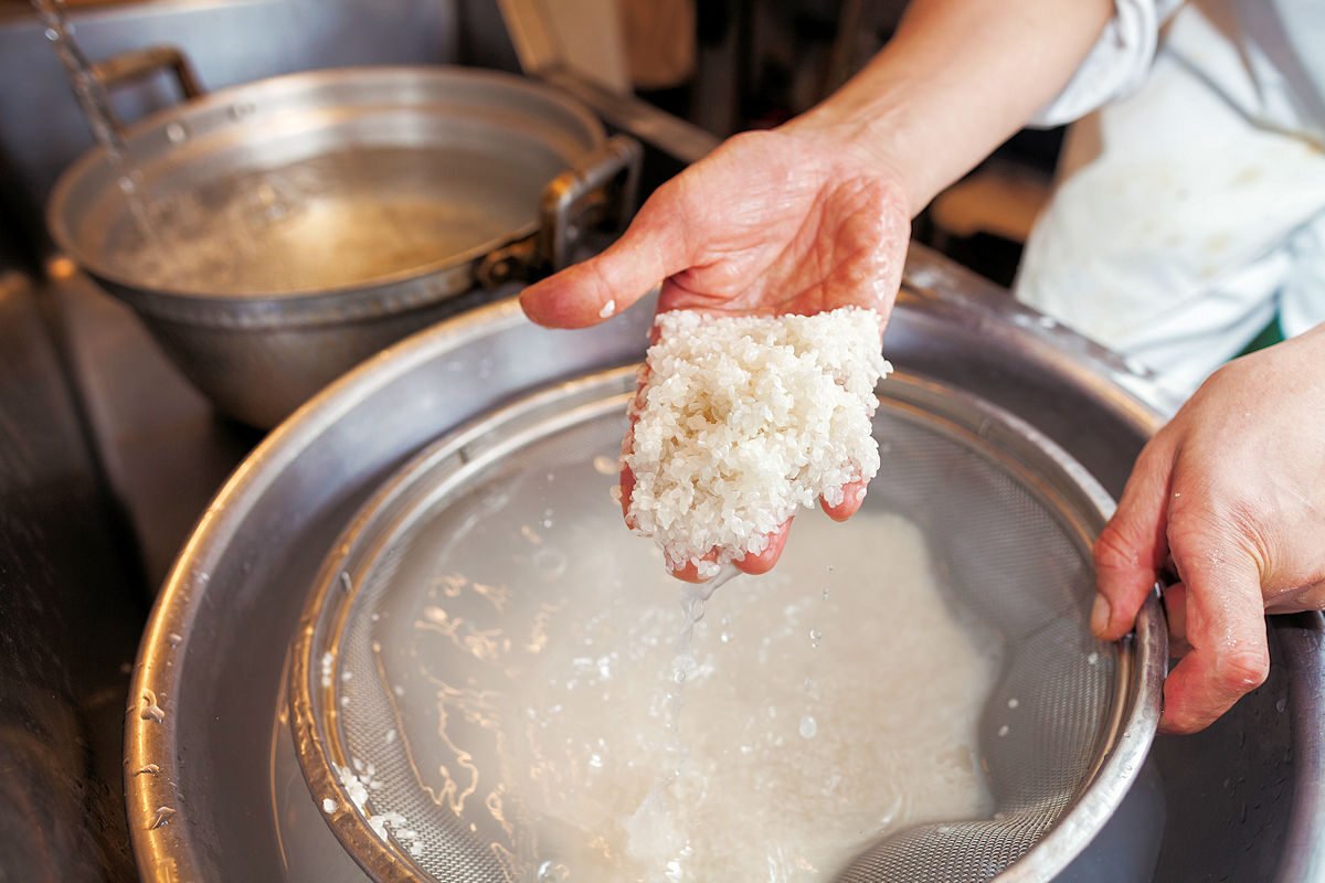 Cocer arroz para sushi en agua hirviendo