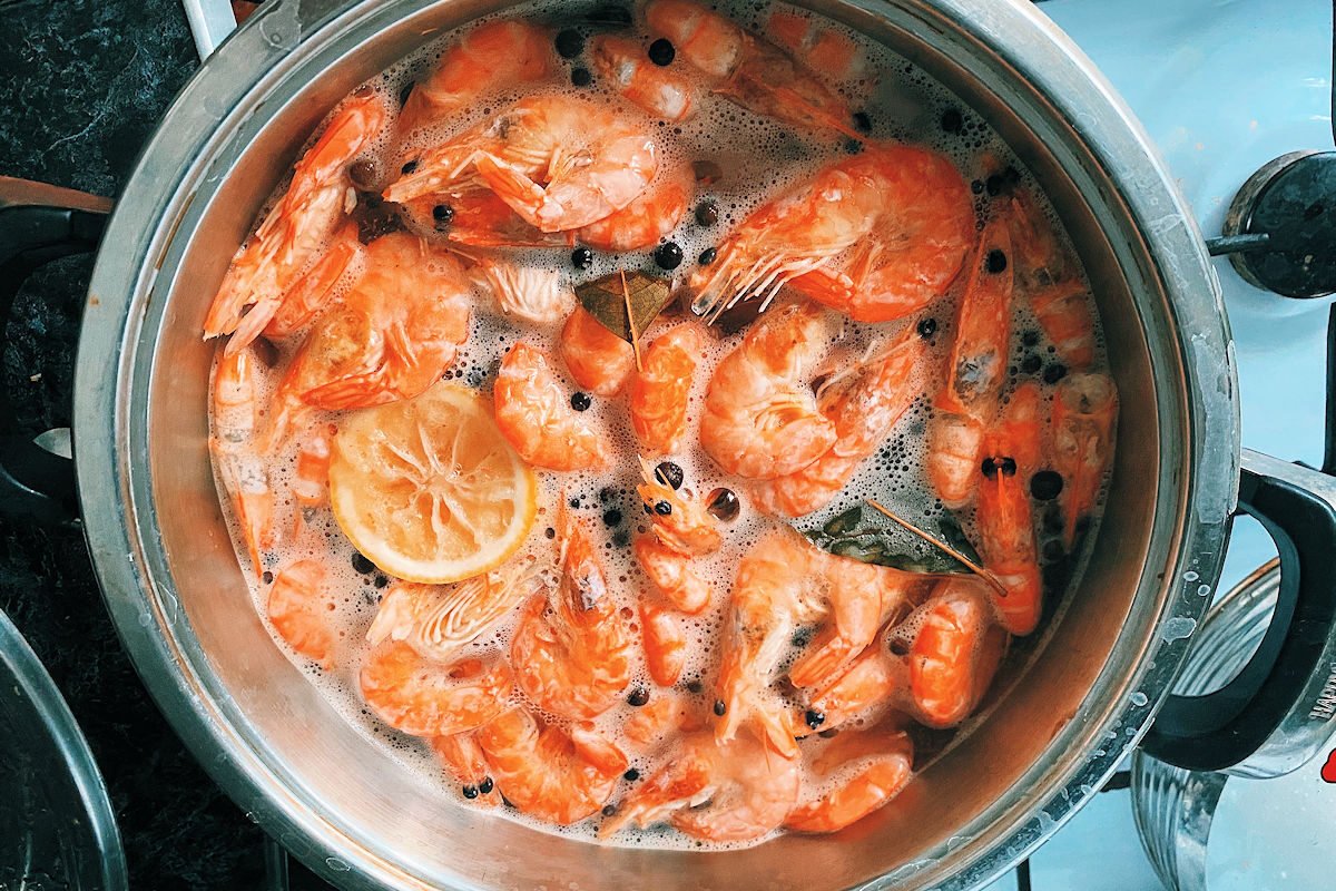 Cocer camarones en agua hirviendo