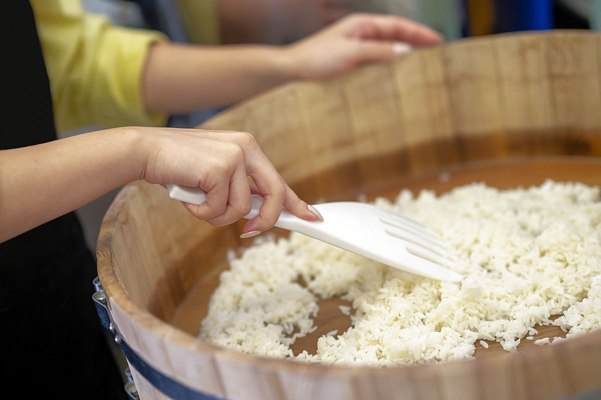Cocer el arroz para sushi al vapor