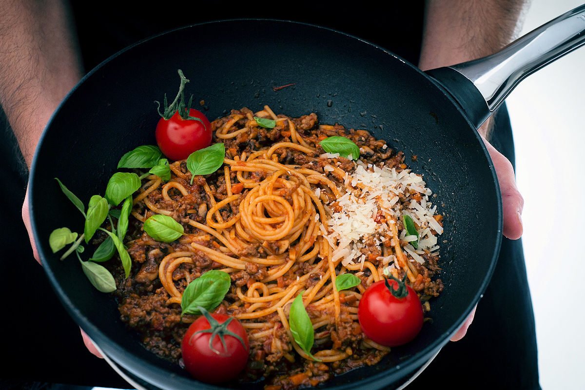 Cocer espaguetis en una sartén