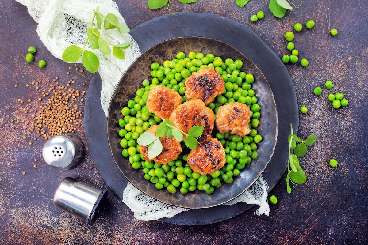 Cocer guisantes en una sartén