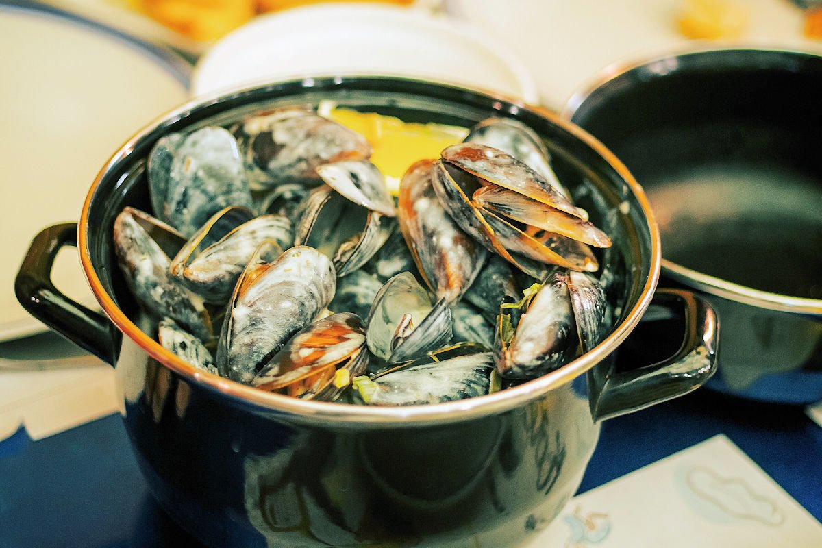 Cocer mejillones en una olla a presión