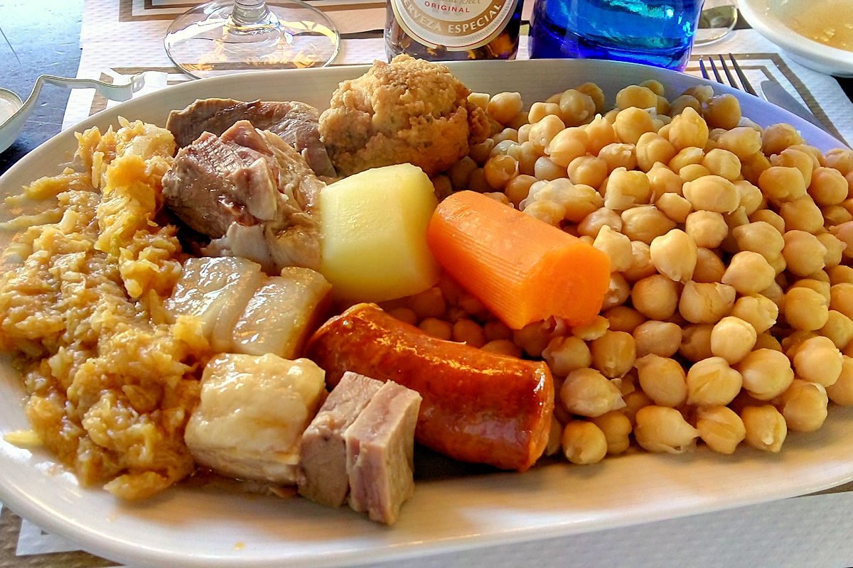 Cocinar cocido madrileño