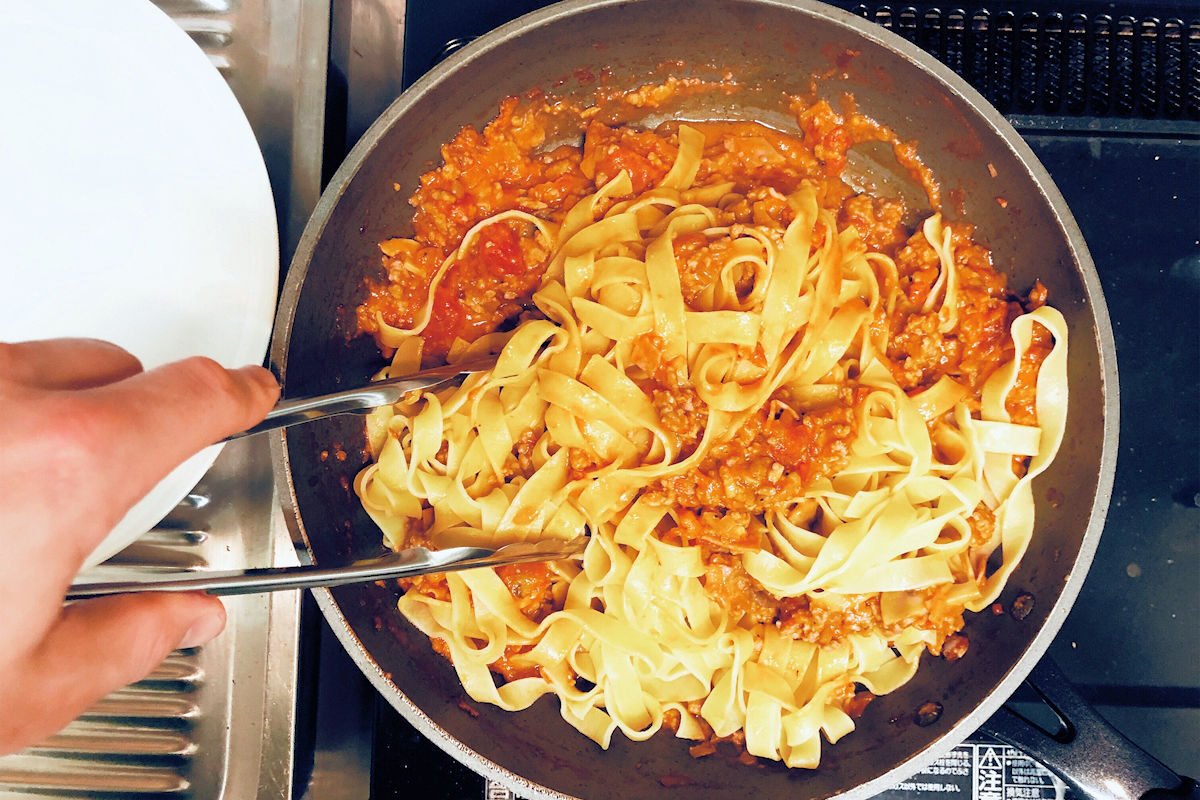 Cocinar pasta en una sartén