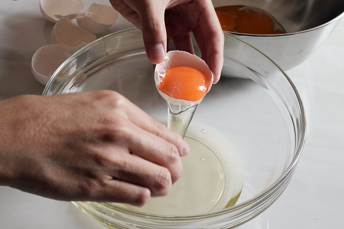 Cómo cocer y separar las claras de huevo