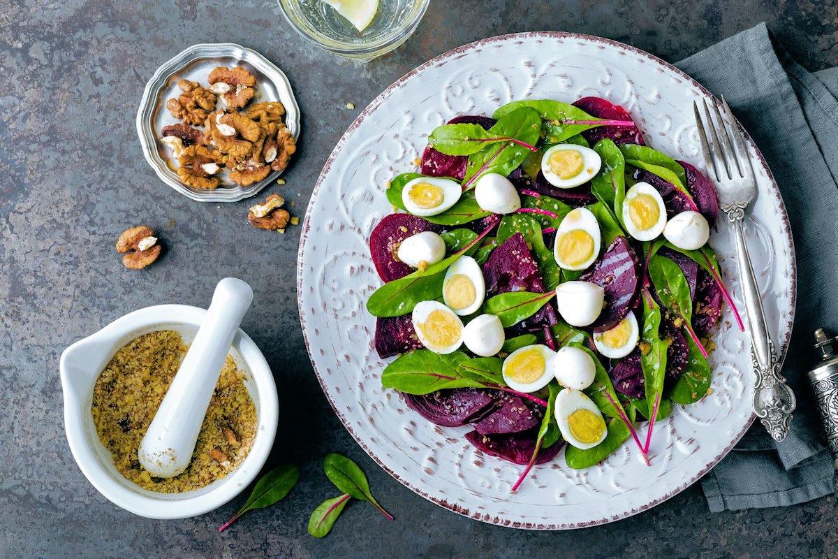 Ensalada de huevos de codorniz