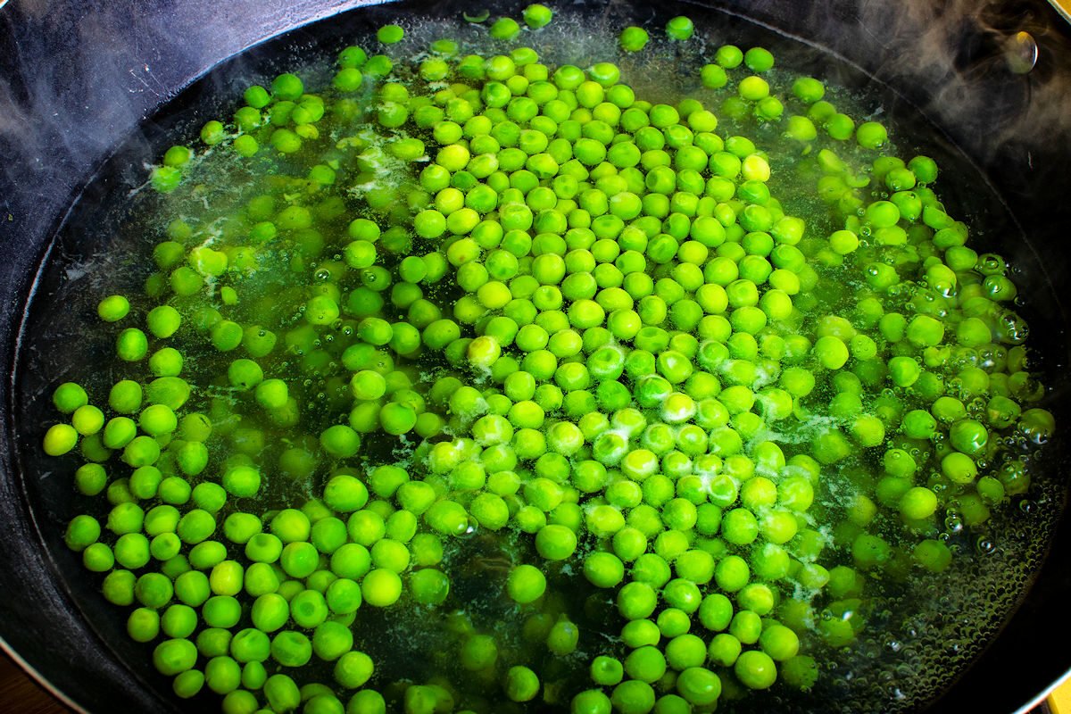 Guisantes en agua hirviendo