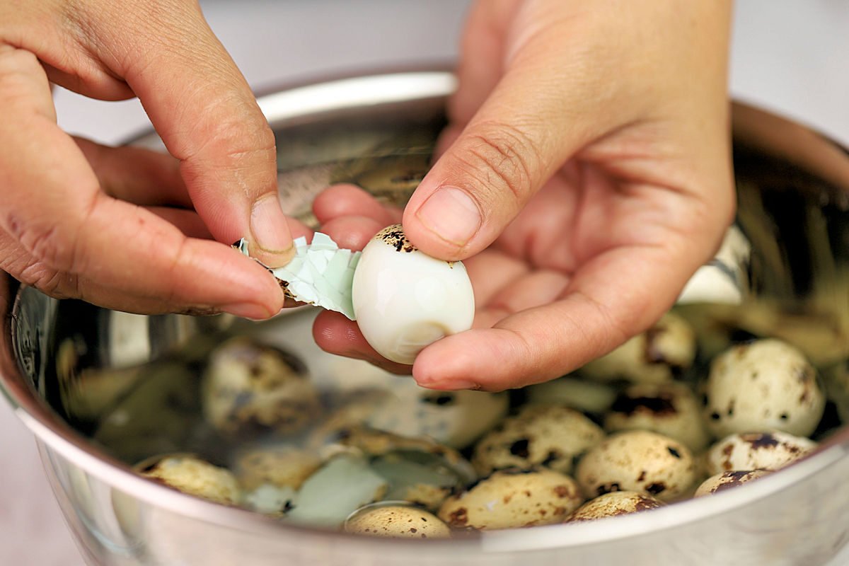 Huevos de codorniz en agua hirviendo