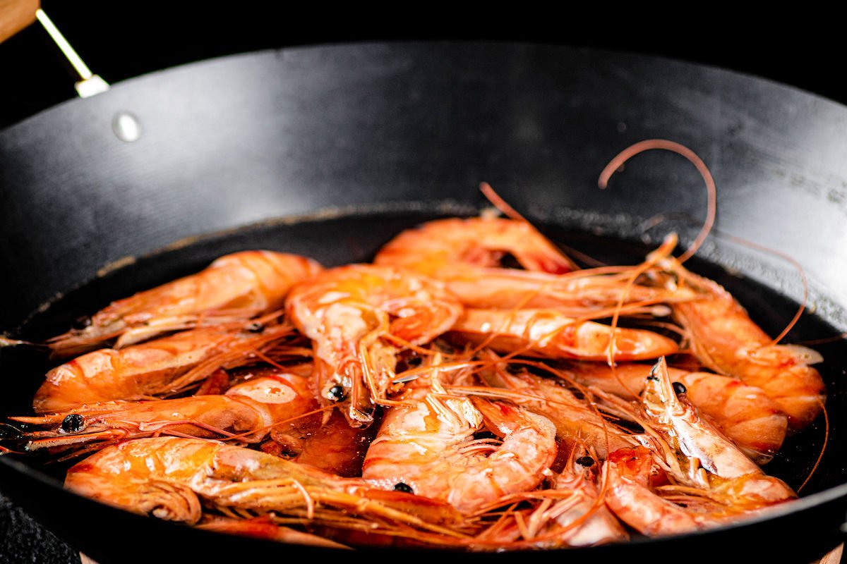 Saltear los camarones en una sartén