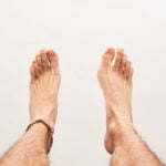 JUANETES » Causas, Síntomas y Complicaciones Feet of person with bunion, medical condition of deformation of the bones