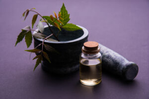 Tratamiento de Aceite Esencial para Eliminar Carcoma » Efectivo. Foto por Envato.