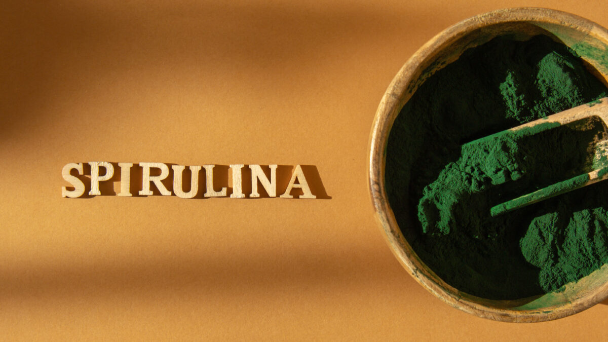 Cómo tomar Espirulina » Líquida, Tabletas y en Polvo. Foto por Envato.