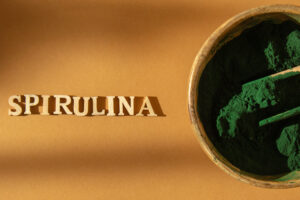 Cómo tomar Espirulina » Líquida, Tabletas y en Polvo. Foto por Envato.