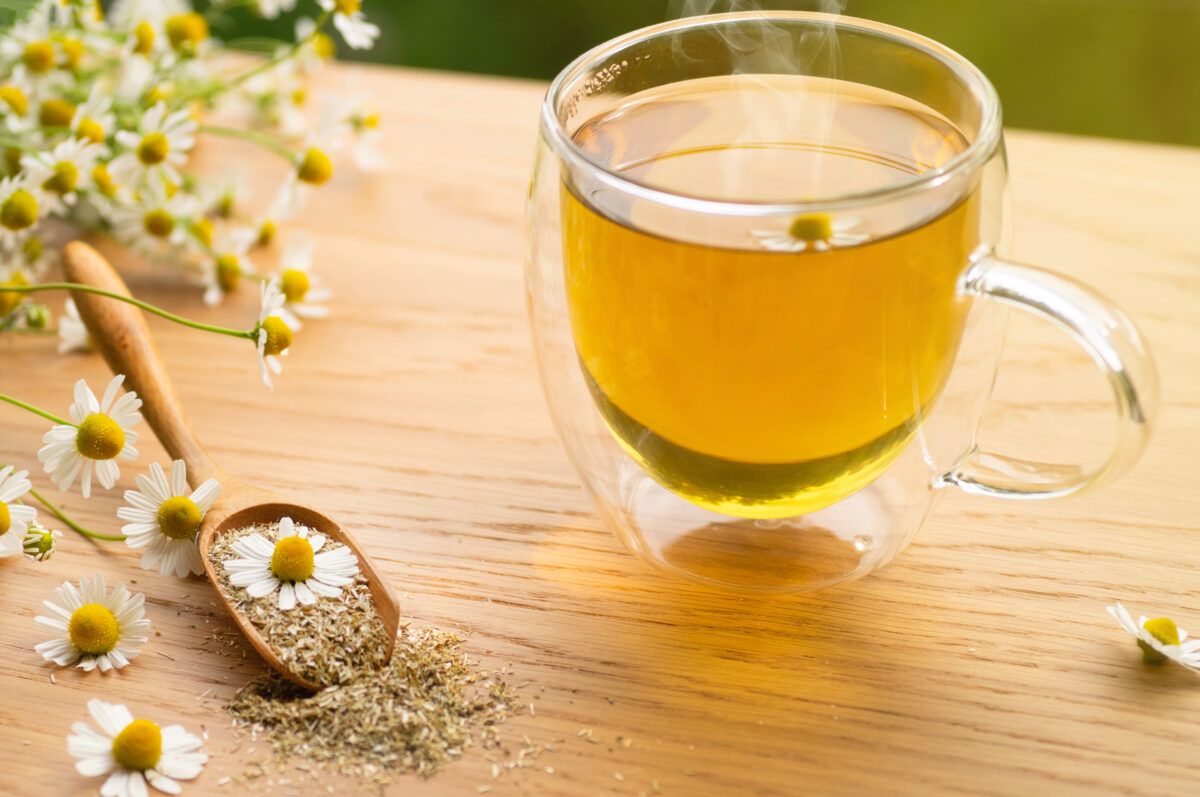 Infusión de Manzanilla. Foto por Envato.