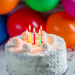 COCO » Beneficios, Propiedades, Calorías y Formas de Consumirlo Coconut cake for birthday on old wooden table