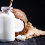 COCO » Beneficios, Propiedades, Calorías y Formas de Consumirlo Recetas con leche de coco. Foto por Envato.