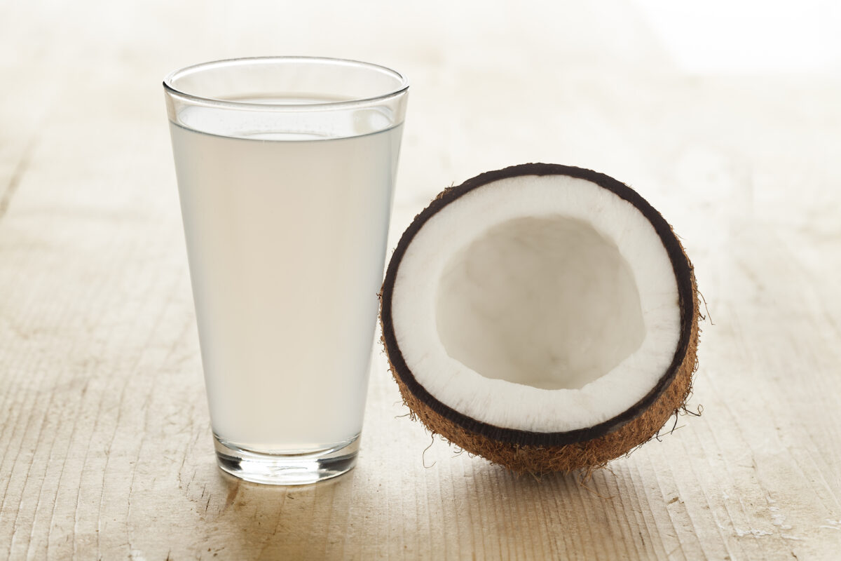 Agua de coco. Foto por Envato.