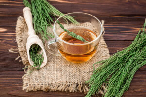 Infusión de Cola de Caballo. Foto por Envato.