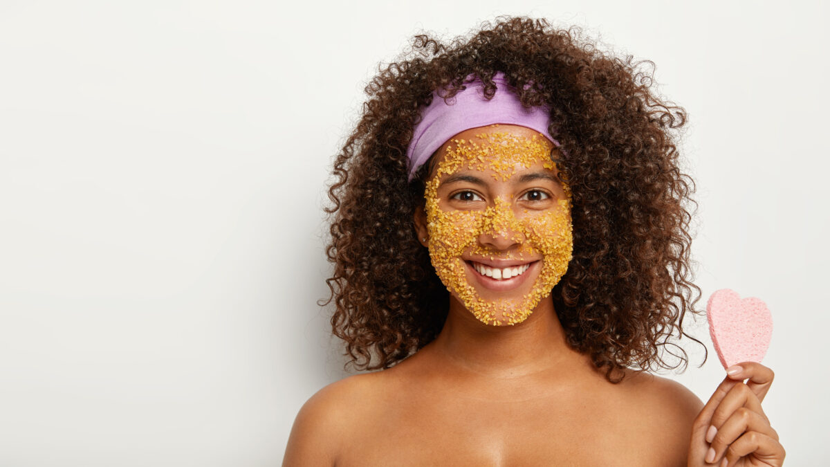 Usos Cosméticos de la Cúrcuma. Foto por Envato.