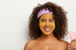 Usos Cosméticos de la Cúrcuma. Foto por Envato.