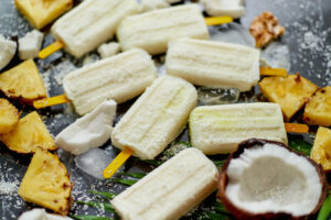 Postres y refrescos con coco. Foto por Envato.
