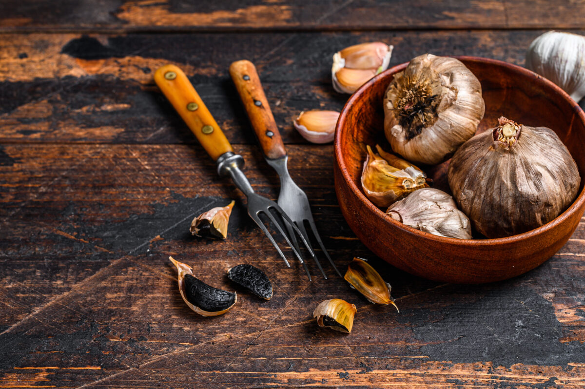 Preparación del Ajo Negro. Foto por Envato.