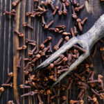 CLAVO DE OLOR » Beneficios y Usos en la Cocina Clavo de Olor. Foto por Envato.