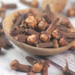 CLAVO DE OLOR » Beneficios y Usos en la Cocina Usos del Clavo de Olor. Foto por Envato.