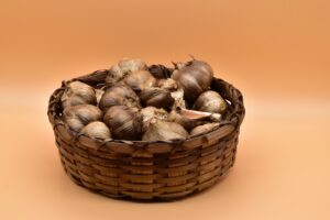 Usos de AJo Negro. Photo by Geoff Oliver. Unsplash.